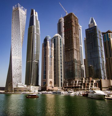 DUBAI, BAE, MAR 20, 2018: Gökdelenler Dubai 'deki marinayı kaplıyor