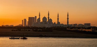 ABU DHABI, BAE, MAR 21, 2018: Şeyh Zayed Camii gece görüldüğü gibi