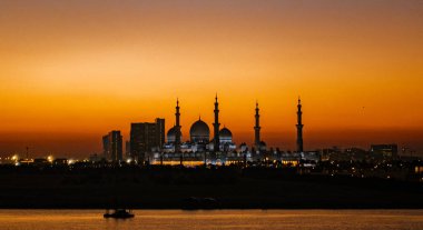 ABU DHABI, BAE, MAR 21, 2018: Şeyh Zayed Camii gece görüldüğü gibi