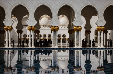 ABU DHABI, BAE, MAR 22, 2018 Şeyh Zayed Camii 'nin iç avlusu