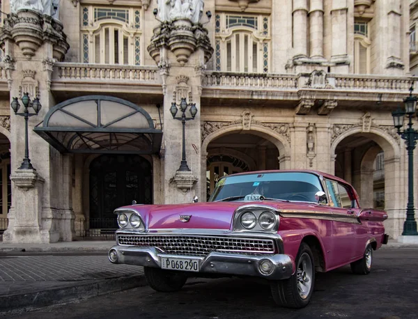 Habana Cuba Noviembre 2017 Clásico Americano Ford Galaxie Estacionado Frente — Foto de Stock