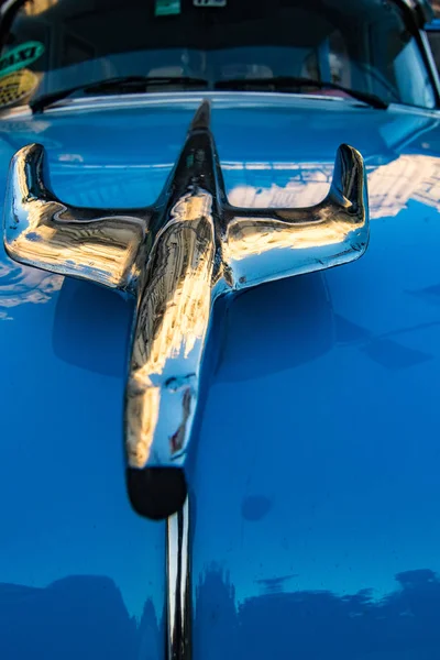 Гавана Куба Ноября 2017 Украшение Капюшона Классическом Американском Ford Fairlane — стоковое фото