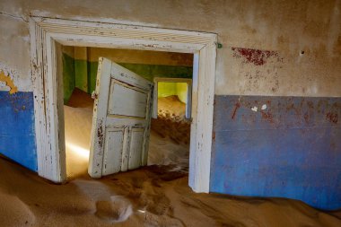 Kum, Kolmanskoppe, Namibya 'daki bu odaları işgal etti ve ele geçirdi.