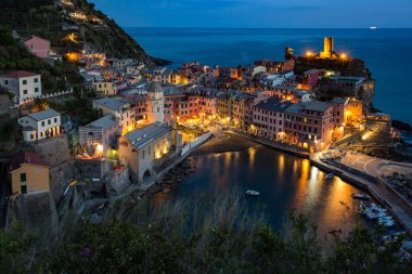 Vernazza, İtalya 'ya gece tepeden bakan şehir