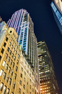 Manhattan'ın yüksek yükselir sokak görünümü