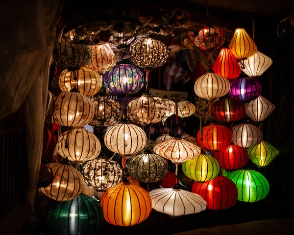 Latarnie Azjatyckie Oświetlone Drzwiach Sklepu Wietnamie — Zdjęcie stockowe