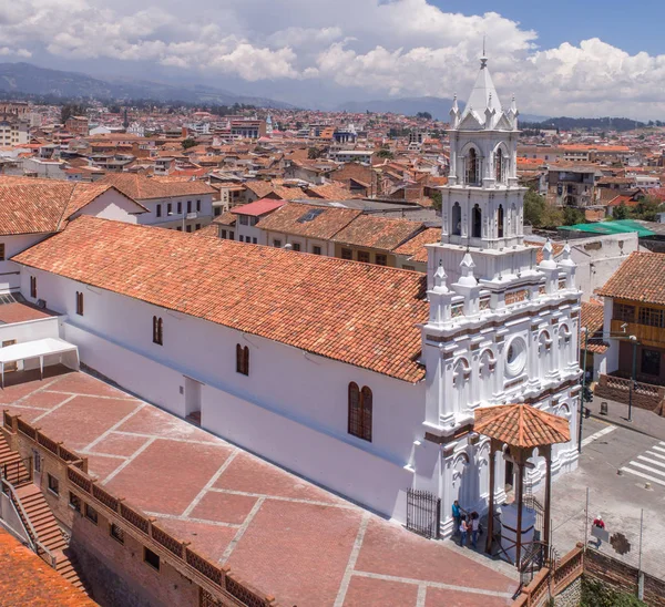 Cuenca, Ekvador 'daki Todos Santos kilisesinin insansız hava aracı görüntüsü