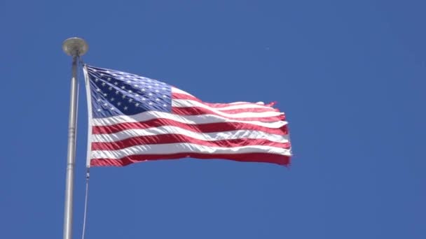 Zerfetzte amerikanische Flagge weht langsam im Wind