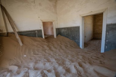 Kum, Kolmanskoppe, Namibya 'daki bu odaları işgal etti ve ele geçirdi.