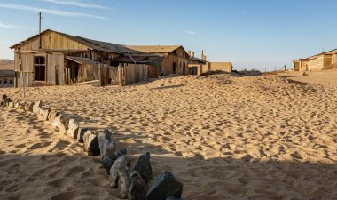Terk edilmiş binalar Kolmanskoppe, Namibya 'da çürümeye terk edilir.