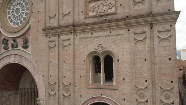 Drohne Klettert Vordere Rechte Kante Der Neuen Kathedrale Cuenca Ecuador — Stockvideo