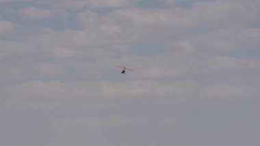 Walris, Namibya / 16 Temmuz 2018 - bir ultralight uçak yakınındaki Walris, Namibya Çölü üzerinde açılış görülür