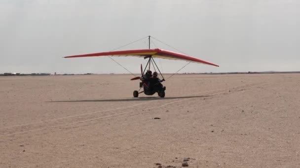 Walris 纳米比亚 2018年7月16日 一架超轻型飞机在纳米比亚 Walris 附近的沙漠上空滑行 — 图库视频影像