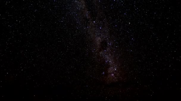 Milchstraße Bewegt Sich Durch Den Himmel Während Einige Wolken Über — Stockvideo