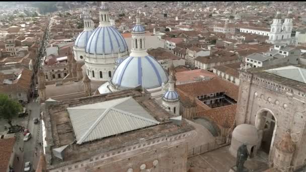 Дрон Спускається Передній План Нового Собору Куенці Еквадор Вона Починається — стокове відео