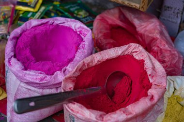 Renkli boya torbaları Hindistan 'ın Barsana kentindeki Holi Festivali' ne satılmayı bekliyor.
