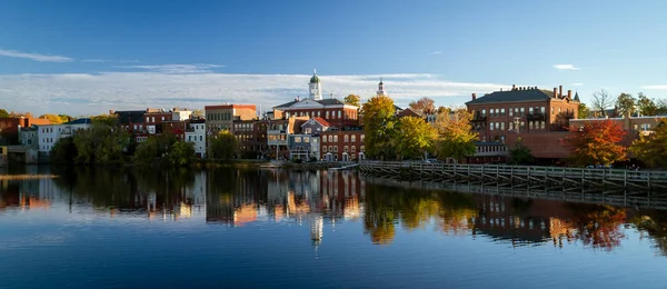 Nehir açık binalar Exeter, New Hampshire suya yansıyan görülür
