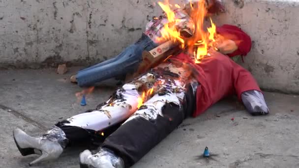 Cuenca, Ecuador - December 31, 2018 - Effigy representing the bad from the Old Year is burned on the street complete firerecrackers — стоковое видео