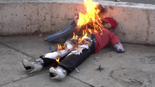 Куенка Еквадор Грудня 2018 Вогняні Феєрверки Зображають Зло Старому Році — стокове відео
