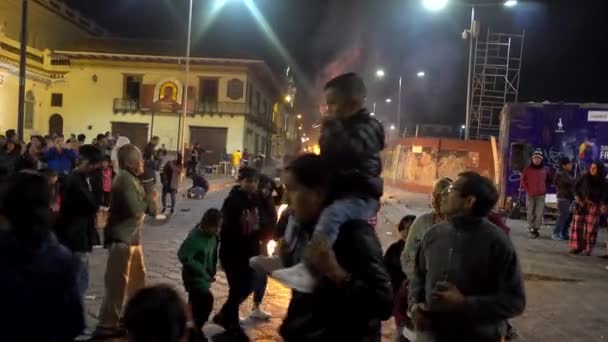 Cuenca, Ekvádor - 31. prosince 2018 - Lidé tančí v kruhu před pouličním ohněm o půlnoci na Silvestra — Stock video
