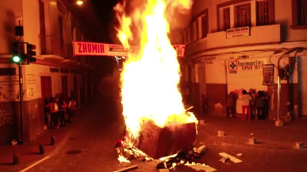 Cuenca, Équateur - 31 décembre 2018 - Le feu de joie de la rue à minuit devient trop chaud pour s'approcher la veille du Nouvel An — Video