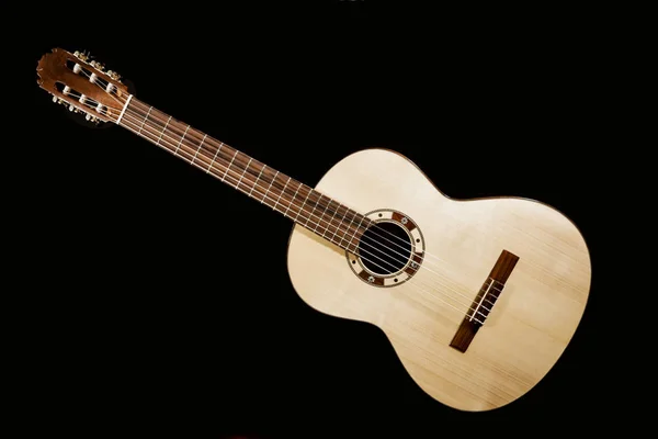 Imagem isolada da frente de uma guitarra acústica — Fotografia de Stock