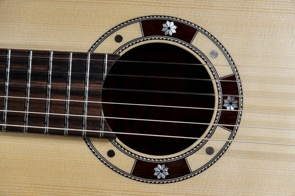 Primer plano de roseta agujero de sonido de una guitarra acústica — Foto de Stock