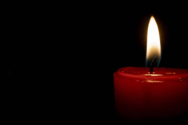 Rot Angezündete Kerze Brennt Mit Leerem Kopierraum Links — Stockfoto