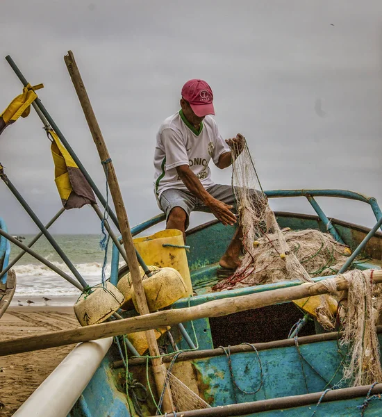 San Pedro, Équateur - 14 septembre 2018 - les filets de pêche réparés par les pêcheurs . — Photo