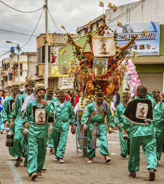 Latacunga, Ekvator - 22 Eylül 2018 - her mahallenin en güçlü adamı bir domuz ve bir tüm Bayramı geçit töreni için sırtında taşır.