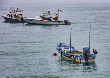 Bir balıkçı teknesi sahile Puerto Lopez, Ekvador - 12 Eylül 2018 - bir küçük ihale tekne geliyor.