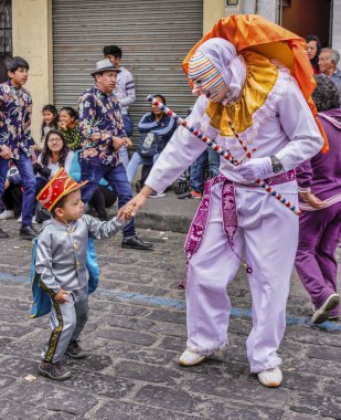 Latacunga, Ekvador - 22 Eylül 2018 - A palyaço her mahalle grubu kendi grubunun duyurmaktan anne Negra geçit töreninde vermektedir..