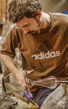 Woodstock, Vermont - 13 Ekim 2018 - usta cam şişe atölyede oluşturur..