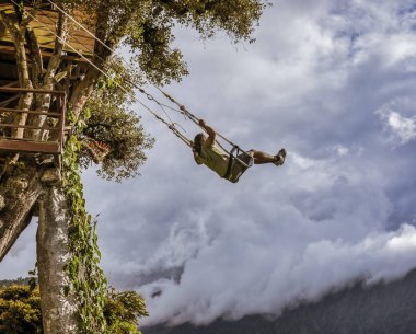 Banos, Ekvador - 24 Eylül 2018 - kişi salıncak bir uçurumun uçan bir duygu ile sürmek.