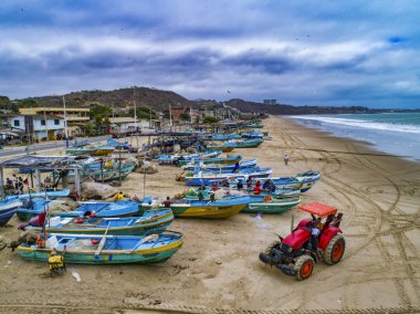 Puerto Lopez, Ekvator - 12 Eylül 2018 - Beach kum üzerinde balıkçı tekneleri ile havadan görünümü çalışma gününün sonunda robot.