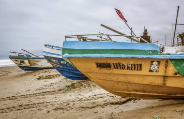 San Pedro, Ekvador - 14 Eylül 2018 - balıkçı tekneleri sahilde çekti