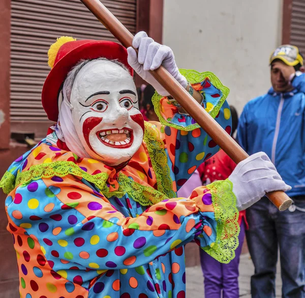 ラタクンガにある、エクアドル - 2018 年 9 月 22 日 - ピエロはママ ネグラ パレード、彼のグループを発表する近所の各グループをリードします。. — ストック写真