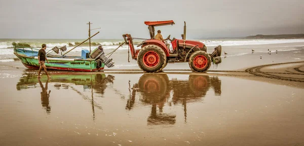 San Pedro, Équateur - 14 septembre 2018 - Des bateaux de pêche sont tirés sur la plage avec un tracteur . — Photo