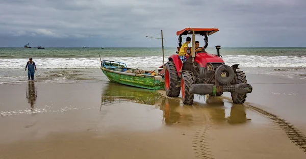 San pedro, ecuador - 14. september 2018 - Fischerboote werden mit dem traktor an den strand gezogen. — Stockfoto