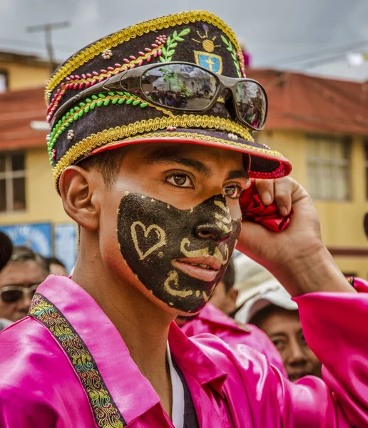 Latacunga, Ecuador - 22 de septiembre de 2018 - Hombres jóvenes se visten con la cara negra decorada para celebrar a la esclava africana que salvó la ciudad en el siglo XVII . — Foto de Stock