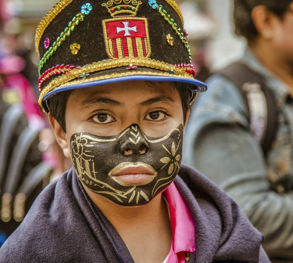 Latacunga, Ecuador - 22 de septiembre de 2018 - Hombres jóvenes se visten con la cara negra decorada para celebrar a la esclava africana que salvó la ciudad en el siglo XVII . — Foto de Stock