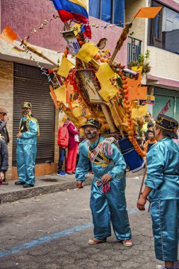 Latacunga, Ekvator - 22 Eylül 2018 - her mahallenin en güçlü adamı bir domuz ve bir tüm Bayramı geçit töreni için sırtında taşır.