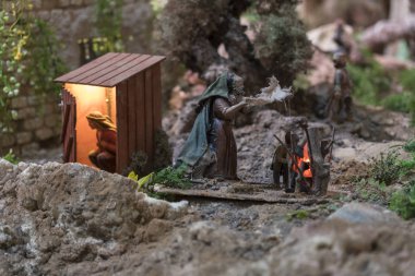 Cuenca, Ekvator - evin dışında 3 Ocak 2019 - Güney Amerika'nın en büyük animasyonlu Doğum sahnesi - adam.