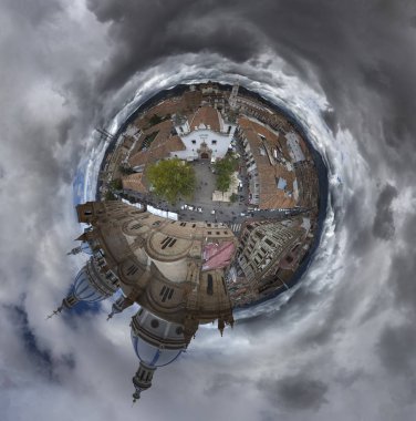 Cuenca, Ekvador - 24 Aralık 2018 - Şehir merkezi nin ve kiliselerinin Little Planet panoraması.