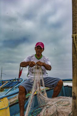 San Pedro, Ekvador - 14 Eylül 2018 - balık ağlarına balıkçılar tarafından tamir ediliyor.