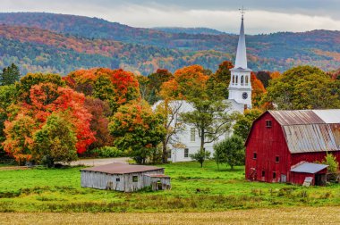 Woodstock, Vermont - 8 Ekim 2018 - kırmızı ahır ve kilise içinde belgili tanımlık geçmiş sonbahar renkleri ile hasat cornfiield yanındaki.