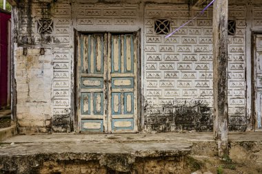 La Entrade, beyaz duvar Ekvador - 14 Eylül 2018 - aşınmış beyaz kapıya.