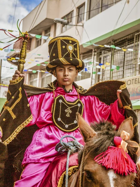 Latacunga, Ecuador - 22 de septiembre de 2018 - El niño se viste como un príncipe recorre el desfile gritando advertencias durante el desfile de Mama Negra . — Foto de Stock