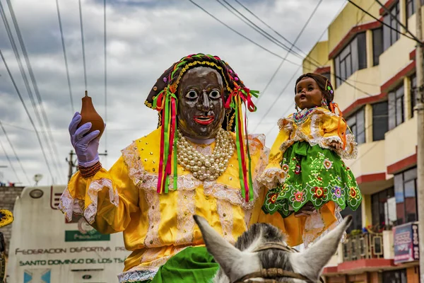 Latacunga, Ecuador - 22 de septiembre de 2018 - El hombre usa máscara de "mama negra" durante el desfile anual . —  Fotos de Stock
