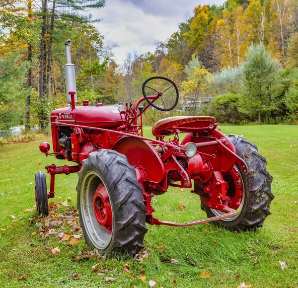 Exeter (New Hampshire) - oktober 13, 2018 - oude rode trekker zit in tuin. — Stockfoto
